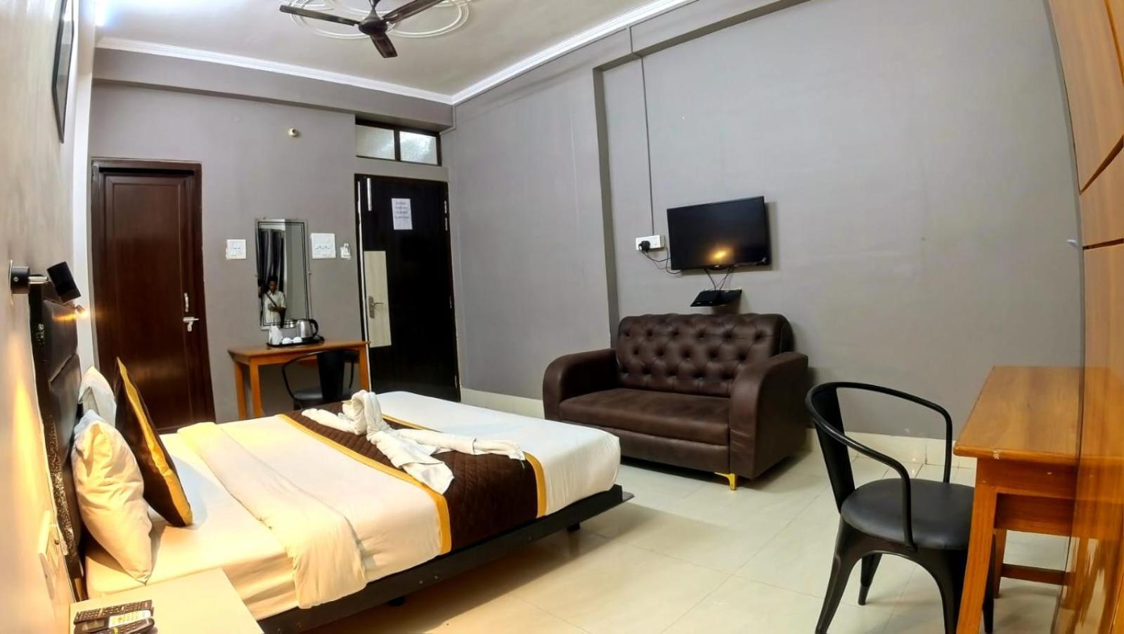 Holidayy Inn Allāhābād Junction エクステリア 写真