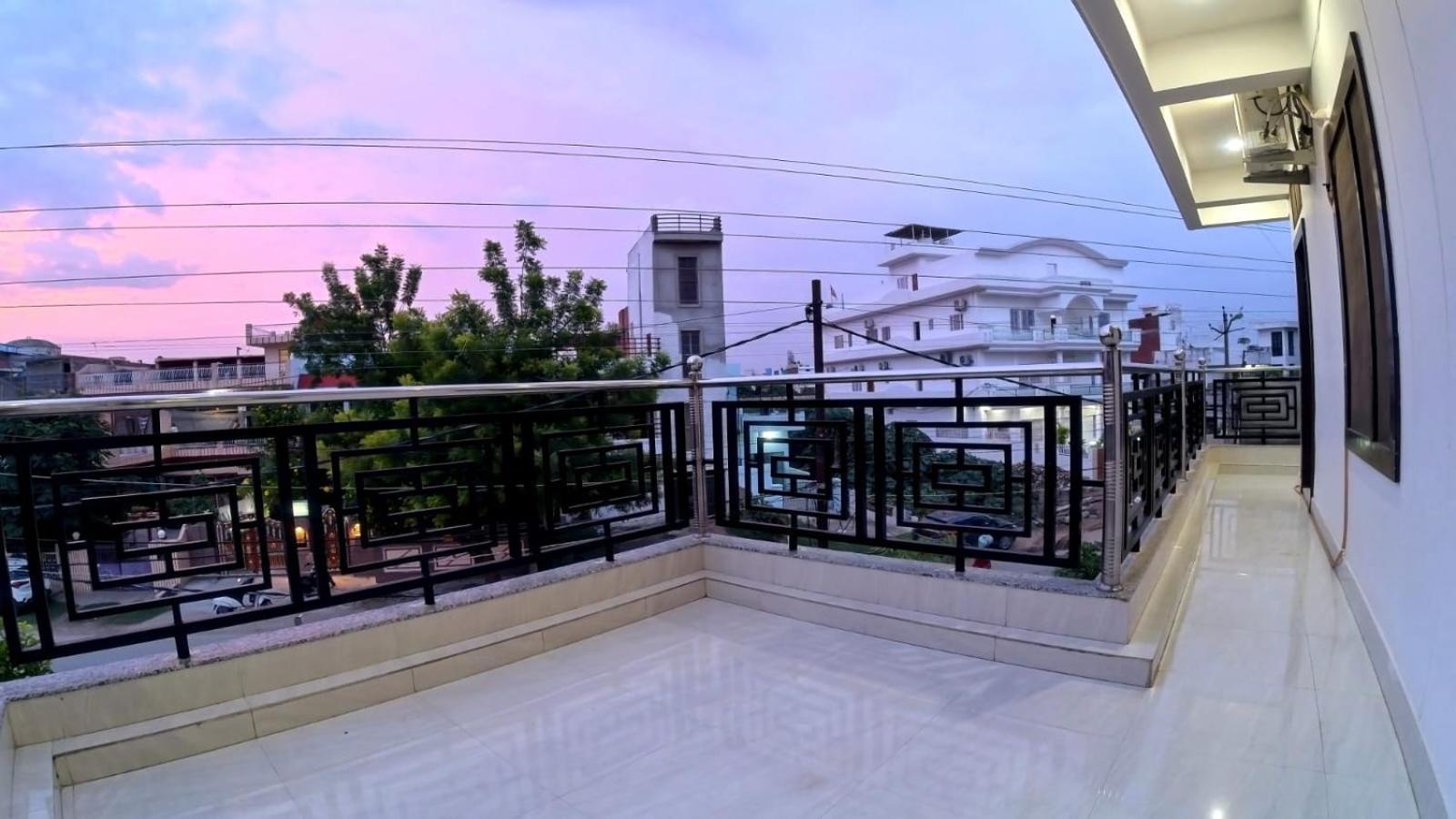 Holidayy Inn Allāhābād Junction エクステリア 写真